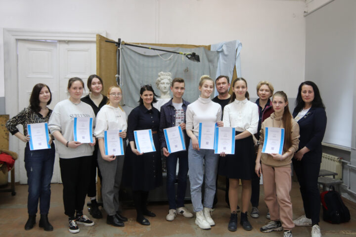 Иркутские школьники показали высокий уровень по программе «Реалистический портрет в графике»