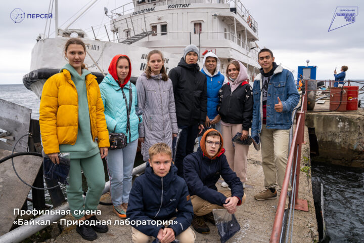 Научно-исследовательское судно «Академик Коптюг» вместе со школьниками отправилось в недельную экспедицию по Байкалу